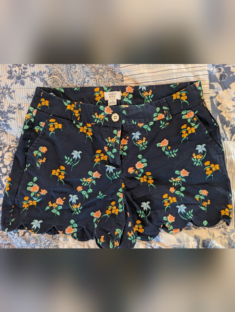 Crown & Ivy Shelby Scallop Shorts Navy Floral Print | Size 6